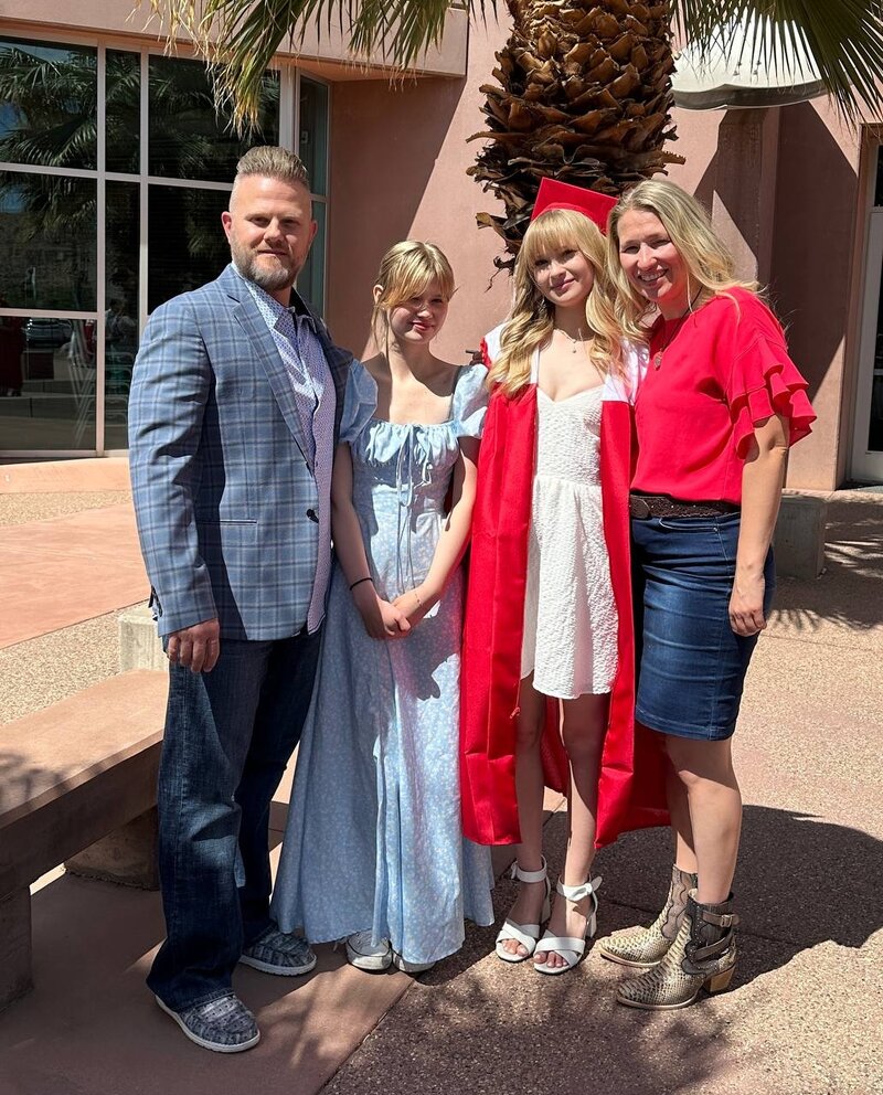 Mandi Ellefson with her husband and two daughters